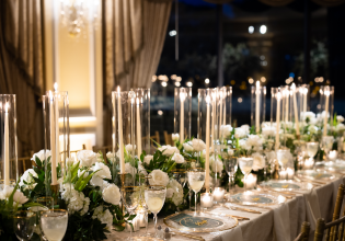 Gedeckte Tafel mit Kerzen und Blumendekoration 