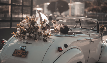 Vintage Auto mit Blumenelementen 