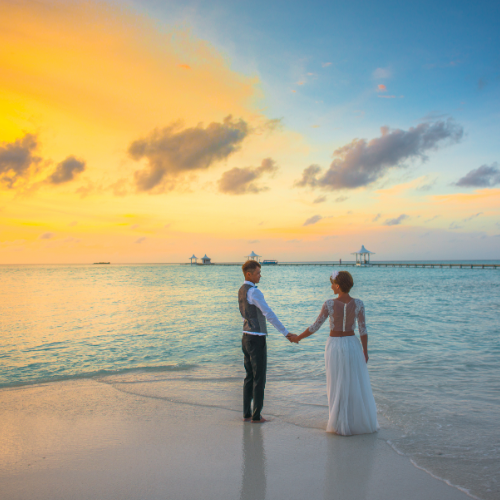 Traumhafter Ort am Meer mit Sonnenuntergang 