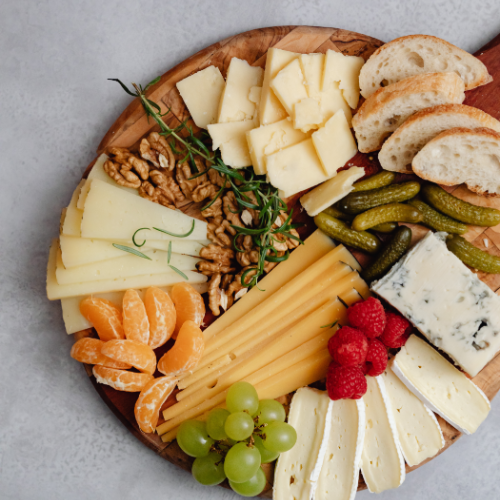 Snackboard mit verschieden Käse und Brot 