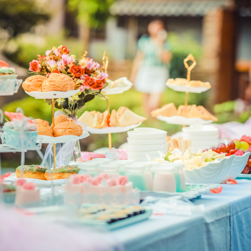 Kuchenbuffet und Variationen von Desserts 